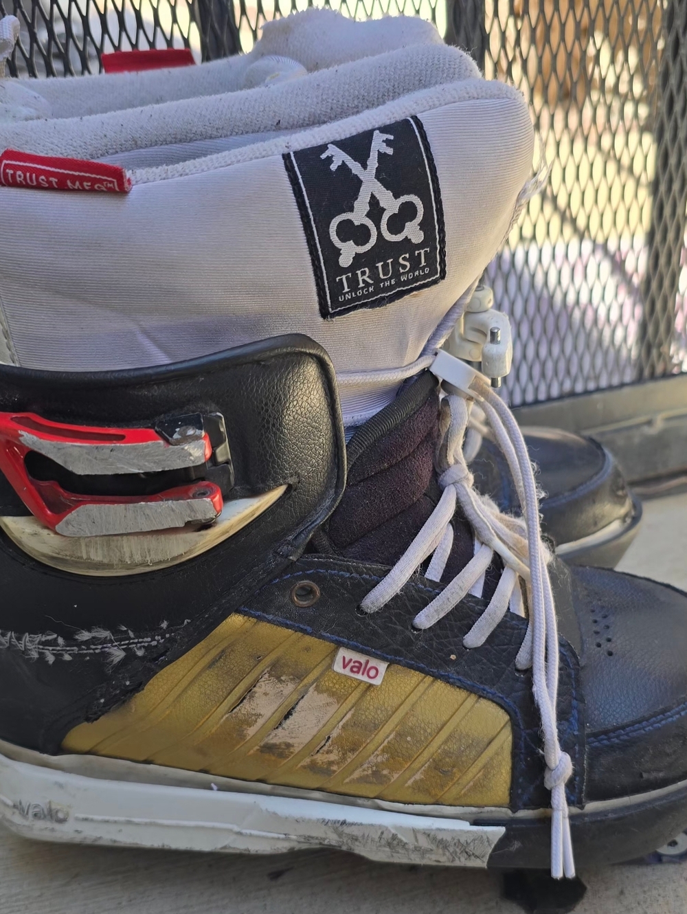 Valo Aggressive Inline Skates Sz 9 Trust Liners Remz Frames Black Gold Boot